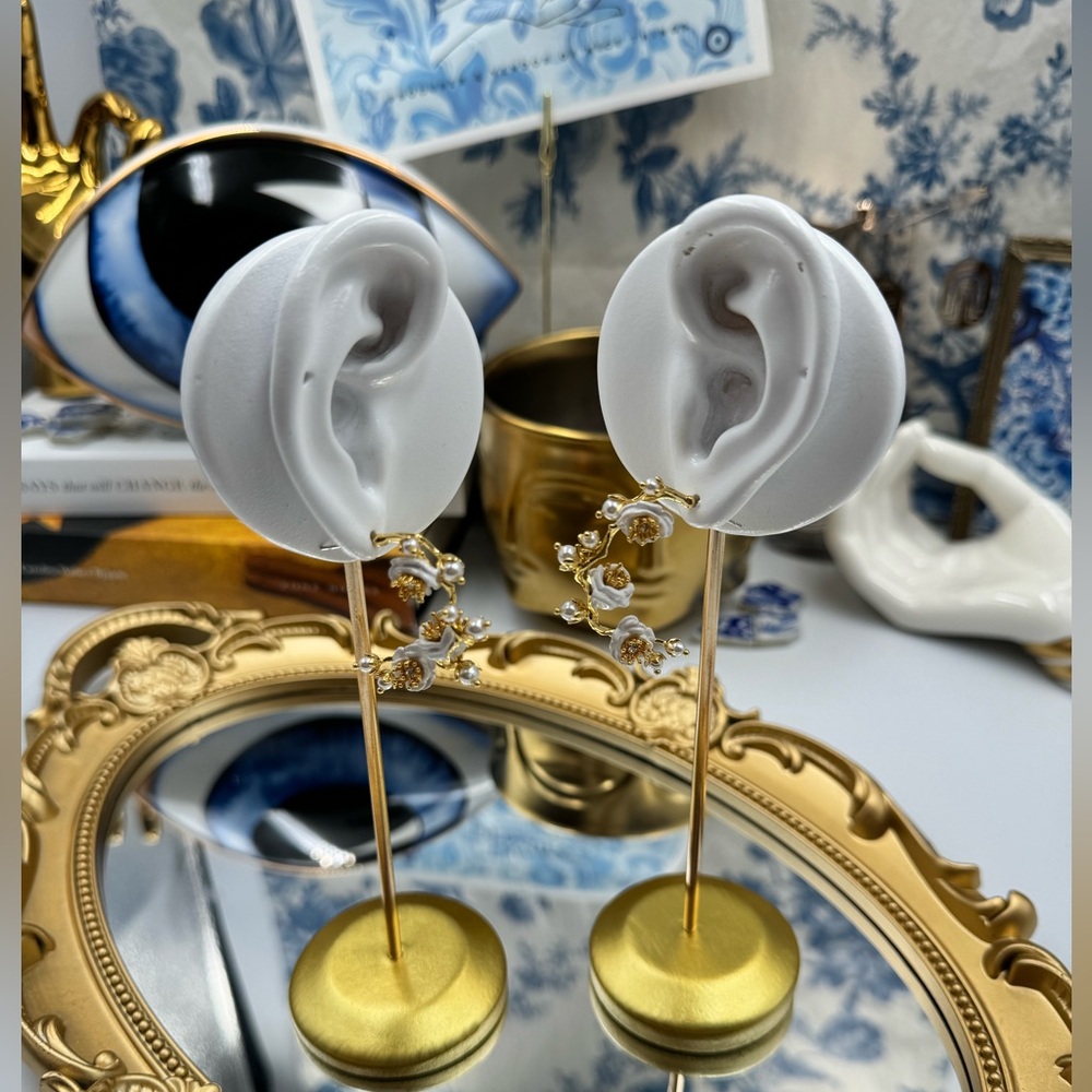 🆕 LES NEREIDES 🧿 NWOT White Rose Branch and Pearls Hoop Earrings - Picture 7 of 15